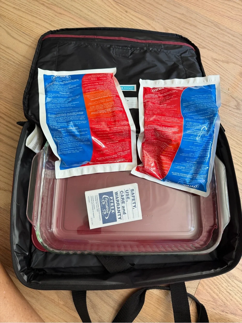 Pyrex Insulated carry Bag with Pyrex, lid, carry case and cold/heat packs